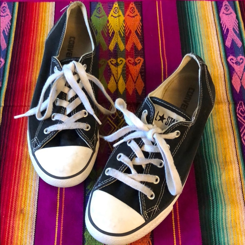 Sz. 8 Black and White low top Converse